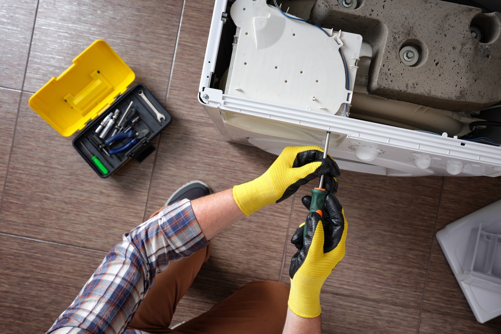 Close-up,Of,A,Household,Appliance,Repairman,Disassembling,A,Washing,Machine